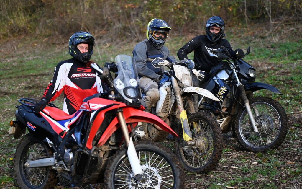 L'équipe de enduro petite montagne sur leurs motos