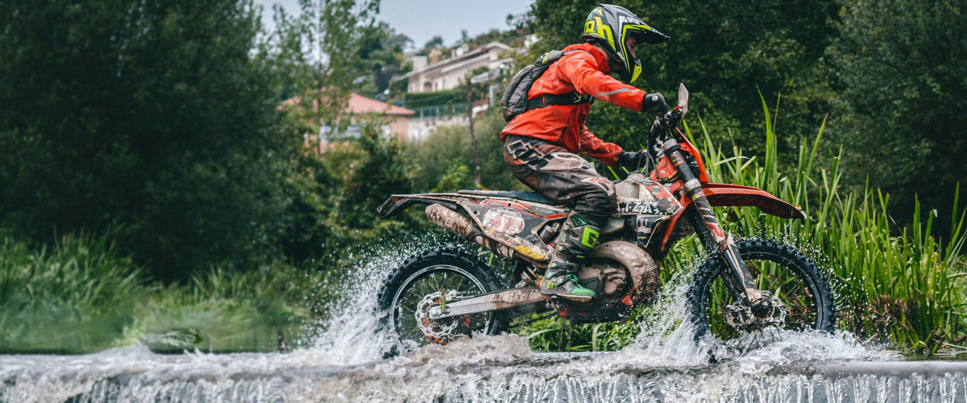 Moto enduro passage sur l'eau
